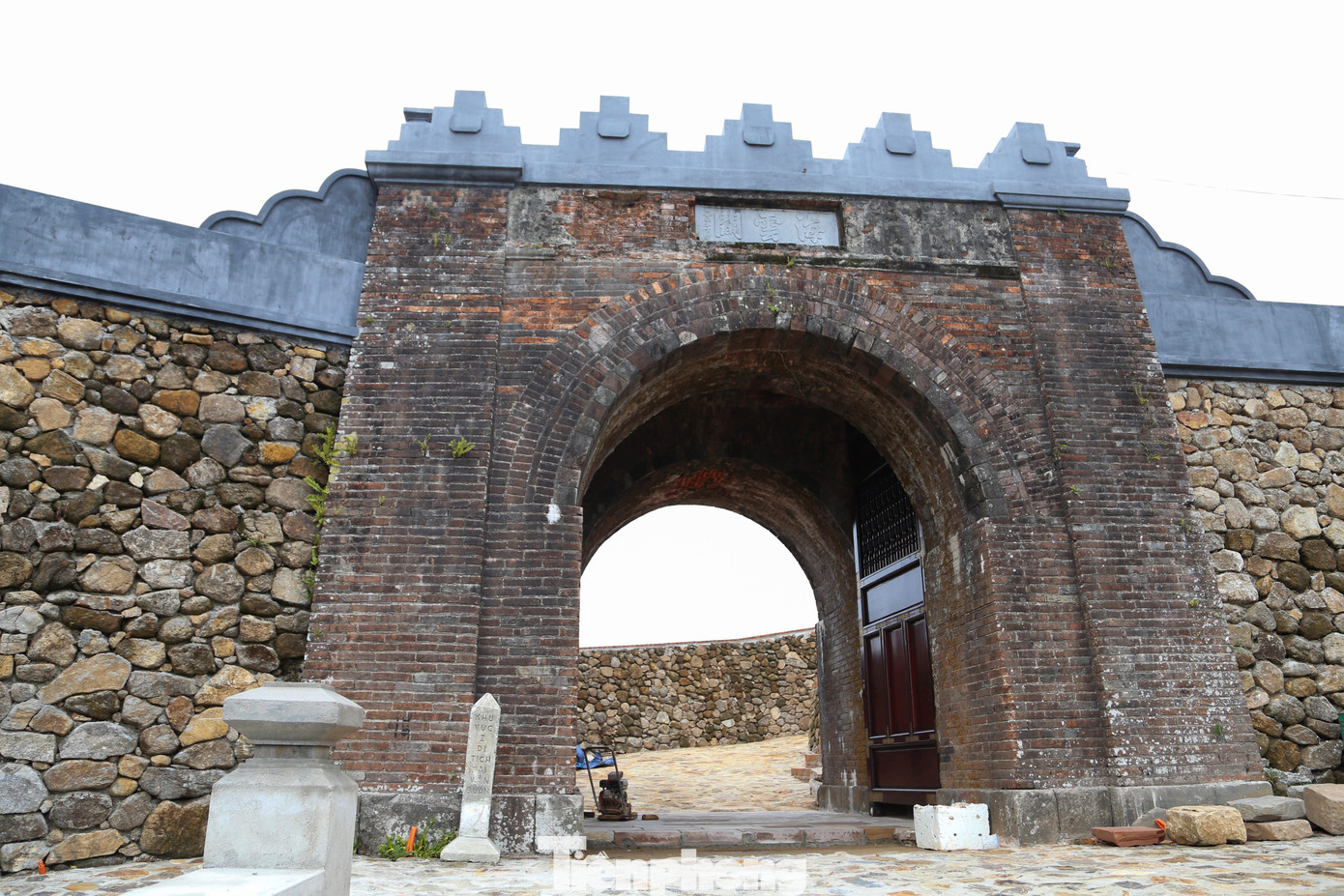 Những ngày này, các chuyên gia của TP Đà Nẵng và tỉnh Thừa Thiên Huế đang nỗ lực để hoàn thành trùng tu Di tích quốc gia Hải Vân Quan. Sau gần 2 năm phục dựng, "Thiên hạ đệ nhất hùng quan" đã dần lộ diện. Ảnh: Giang Thanh