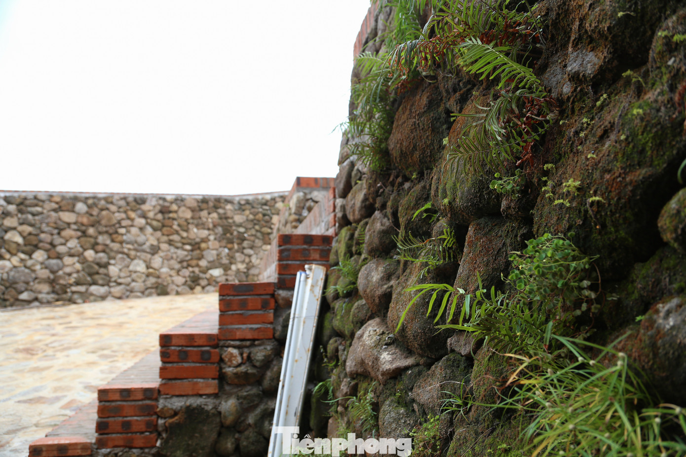 Những bức tường thành phủ rêu phong còn sót lại ở di tích Hải Vân Quan là những cứ liệu quan trọng để các chuyên gia tiến hành tôn tạo, phục dựng và trùng tu thành lũy này.