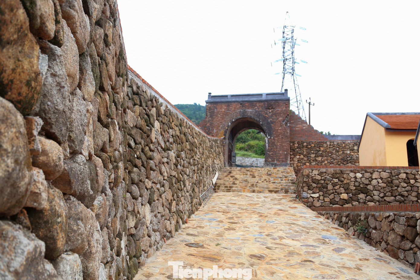 Hệ thống thành lũy phòng thủ ở Hải Vân Quan được phục dựng dựa trên các dấu tích khai quật được ở cụm di tích này cũng như tư liệu hình ảnh còn lưu giữ lại được. Nền gạch được lát lại, những dãy tường thành được ghép bằng đá mồ côi.