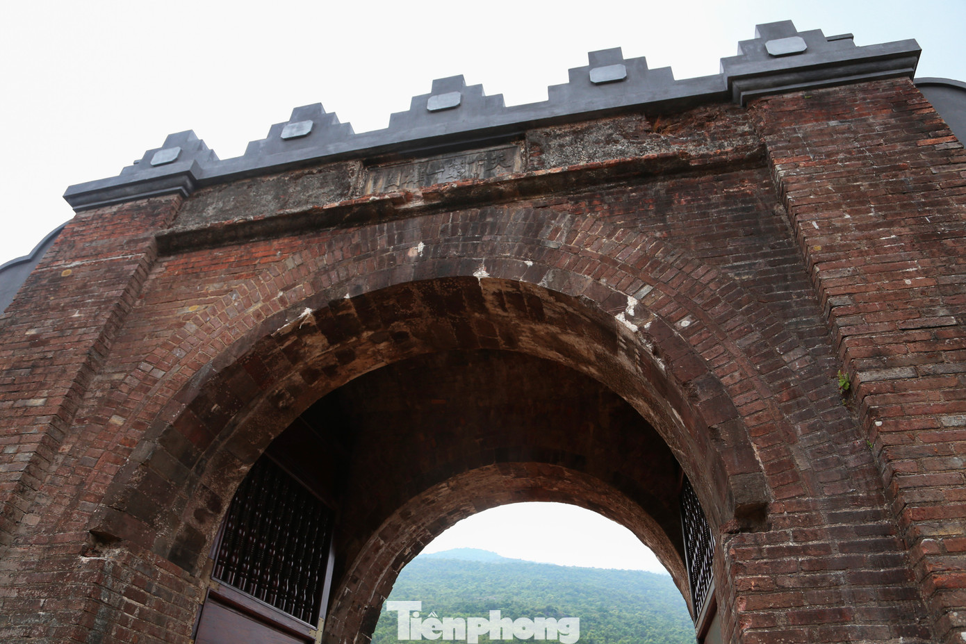 Hai hạng mục quan trọng của di tích là Hải Vân quan và Thiên hạ Đệ nhất Hùng quan được trùng tu bằng gạch vồ, tháo dỡ toàn bộ lô cốt phía trên và giữ nguyên kết cấu vòm cuốn từ thời nhà Nguyễn. Cổng thành được phục dựng với chất liệu gỗ lim, phần ốp và tay nắm bằng đồng.