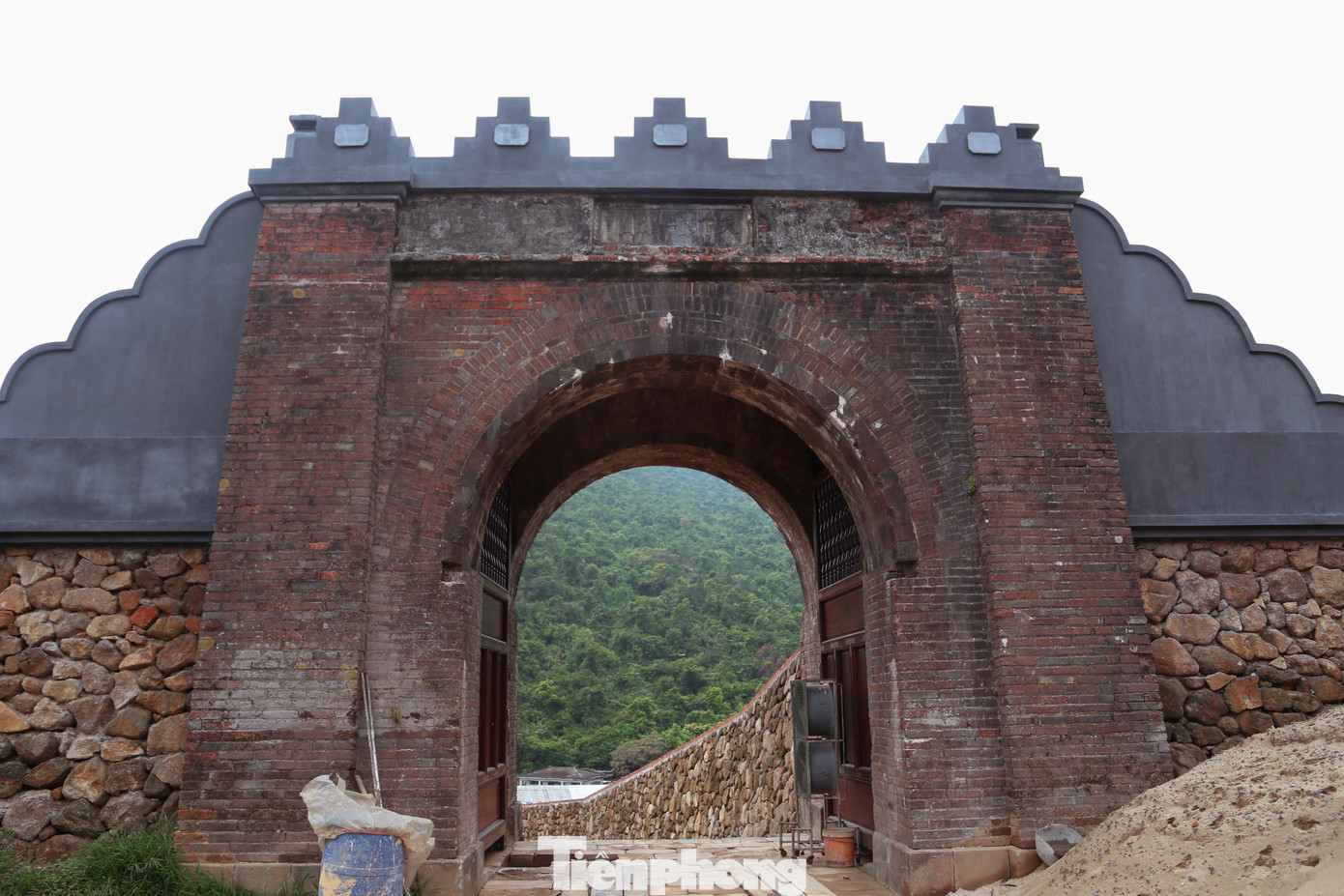 Hai hạng mục quan trọng của di tích là Hải Vân quan và Thiên hạ Đệ nhất Hùng quan được trùng tu bằng gạch vồ, tháo dỡ toàn bộ lô cốt phía trên và giữ nguyên kết cấu vòm cuốn từ thời nhà Nguyễn. Cổng thành được phục dựng với chất liệu gỗ lim, phần ốp và tay nắm bằng đồng.