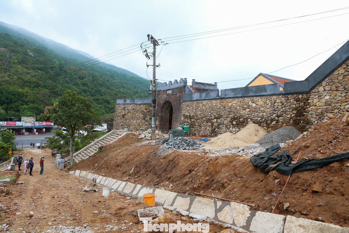 Theo ông Huỳnh Đình Quốc Thiện, Giám đốc Bảo tàng Đà Nẵng, hiện các ngành chức năng của hai địa phương đang nỗ lực để hoàn thành dự án trùng tu Hải Vân Quan. Dự kiến, di tích này đón khách tham quan vào cuối năm nay.