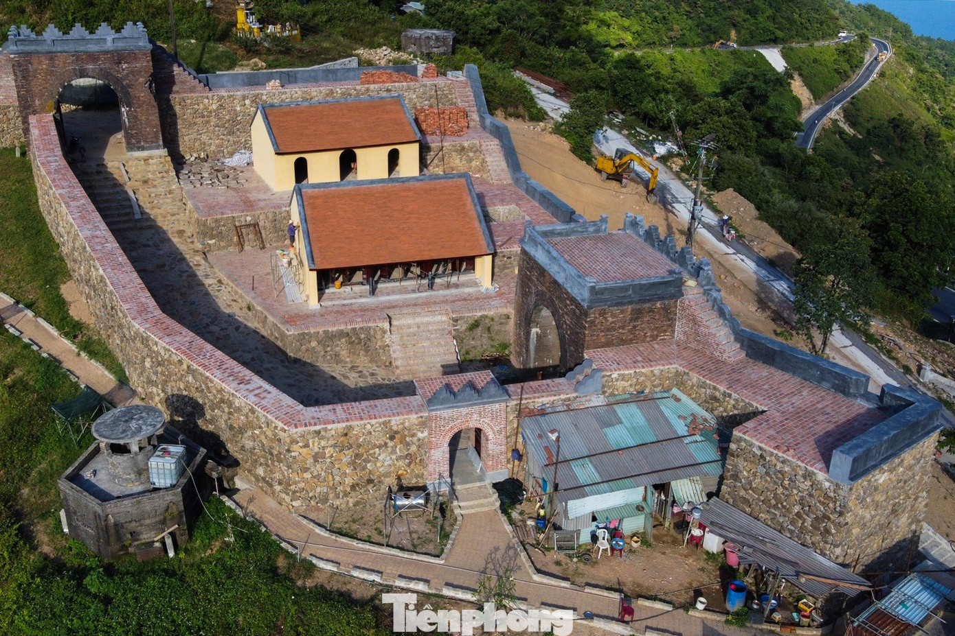 Hải Vân Quan được xây dựng vào năm Minh Mạng thứ 7 (năm 1826), tọa lạc trên đỉnh đèo Hải Vân ở độ cao khoảng 500 m so với mặt nước biển. Nằm trên địa phận thị trấn Lăng Cô (huyện Phú Lộc, tỉnh Thừa Thiên Huế) và phường Hòa Hiệp Bắc (quận Liên Chiểu, TP Đà Nẵng), nơi đây cách trung tâm TP Huế khoảng 90 km về phía Nam, trung tâm TP Đà Nẵng khoảng 28 km về phía Bắc.