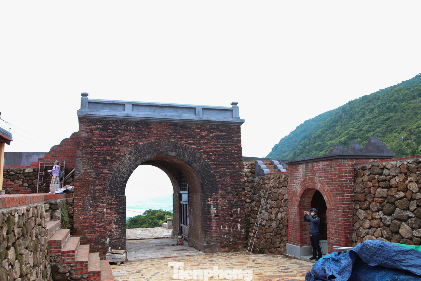 Hệ thống nhà Trú Sở, nhà Vũ Khố được phục hồi theo dấu tích khảo cổ và ảnh tư liệu với kết cấu 3 gian, cửa và cột trụ được làm bằng gỗ lim.