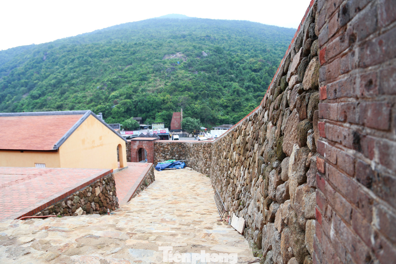 Hệ thống nhà Trú Sở, nhà Vũ Khố được phục hồi theo dấu tích khảo cổ và ảnh tư liệu với kết cấu 3 gian, cửa và cột trụ được làm bằng gỗ lim.