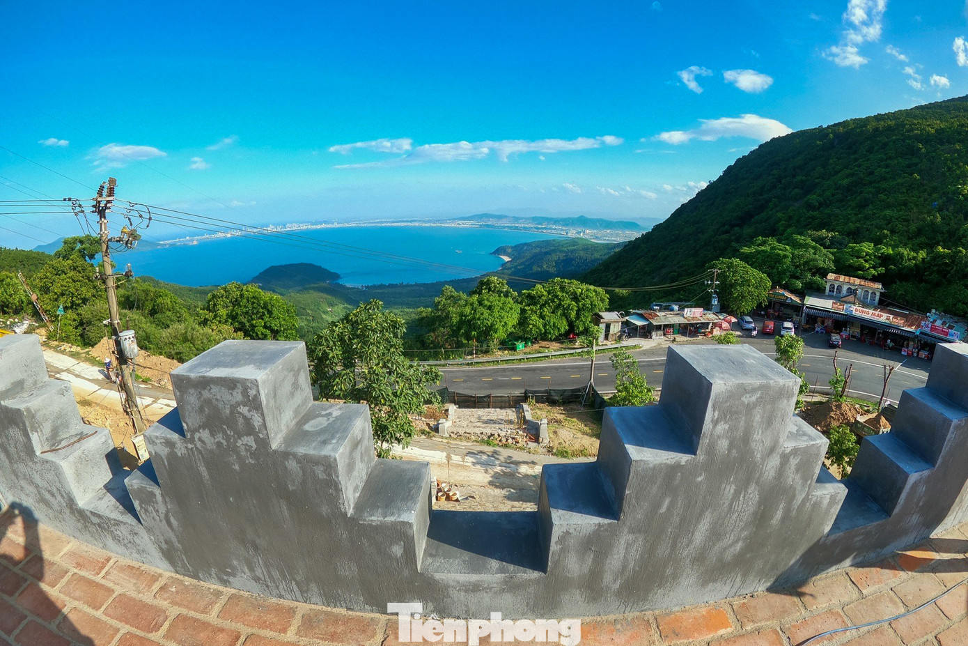 Từ trên đỉnh Hải Vân quan, phóng tầm mắt có thể thấy được toàn cảnh vịnh Đà Nẵng và vịnh Lăng Cô. Điều này cho thấy tầm quan trọng của thành lũy phòng thủ này vào thời Nguyễn.