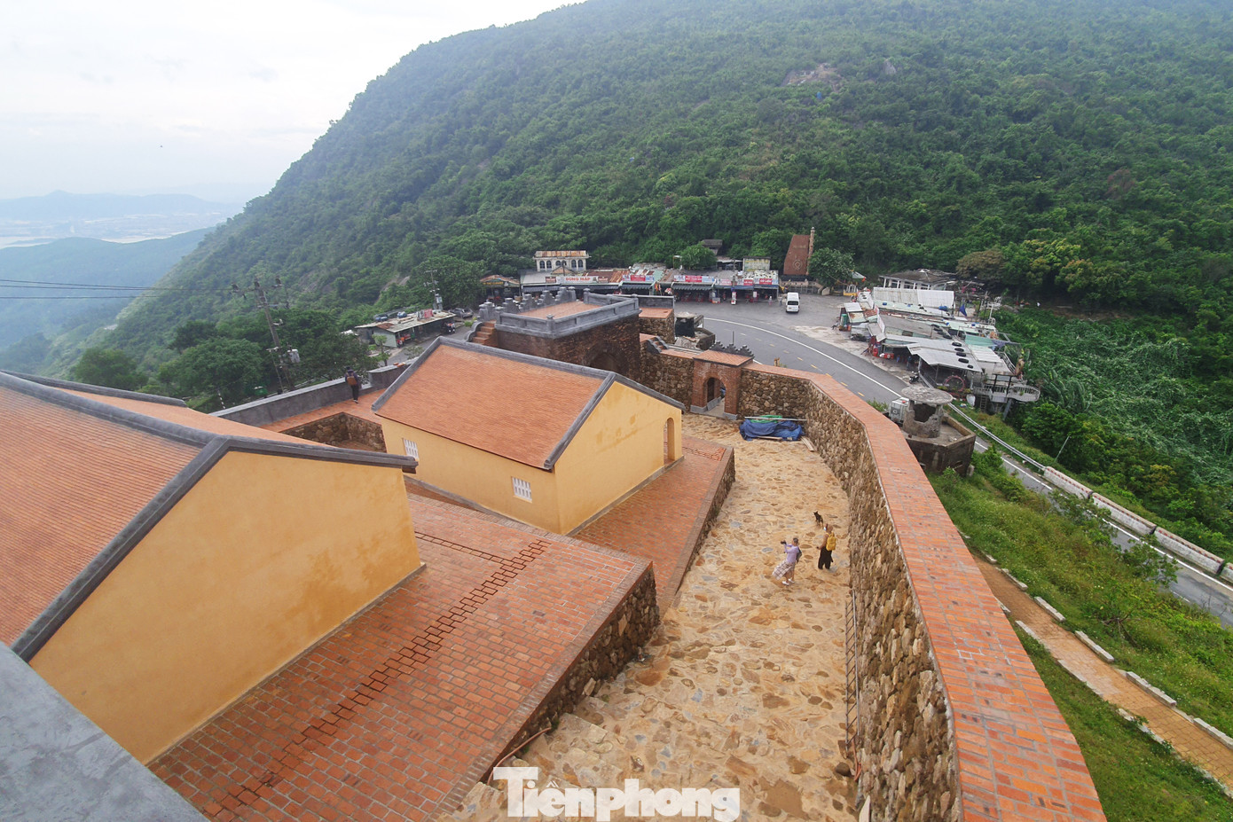 Nhìn từ trên cao, Hải Vân Quan dần dần được trả lại hình hài vốn có từ thời nhà Nguyễn với hệ thống cổng, thành lũy, các khu nhà chức năng, lối đi lát đá...