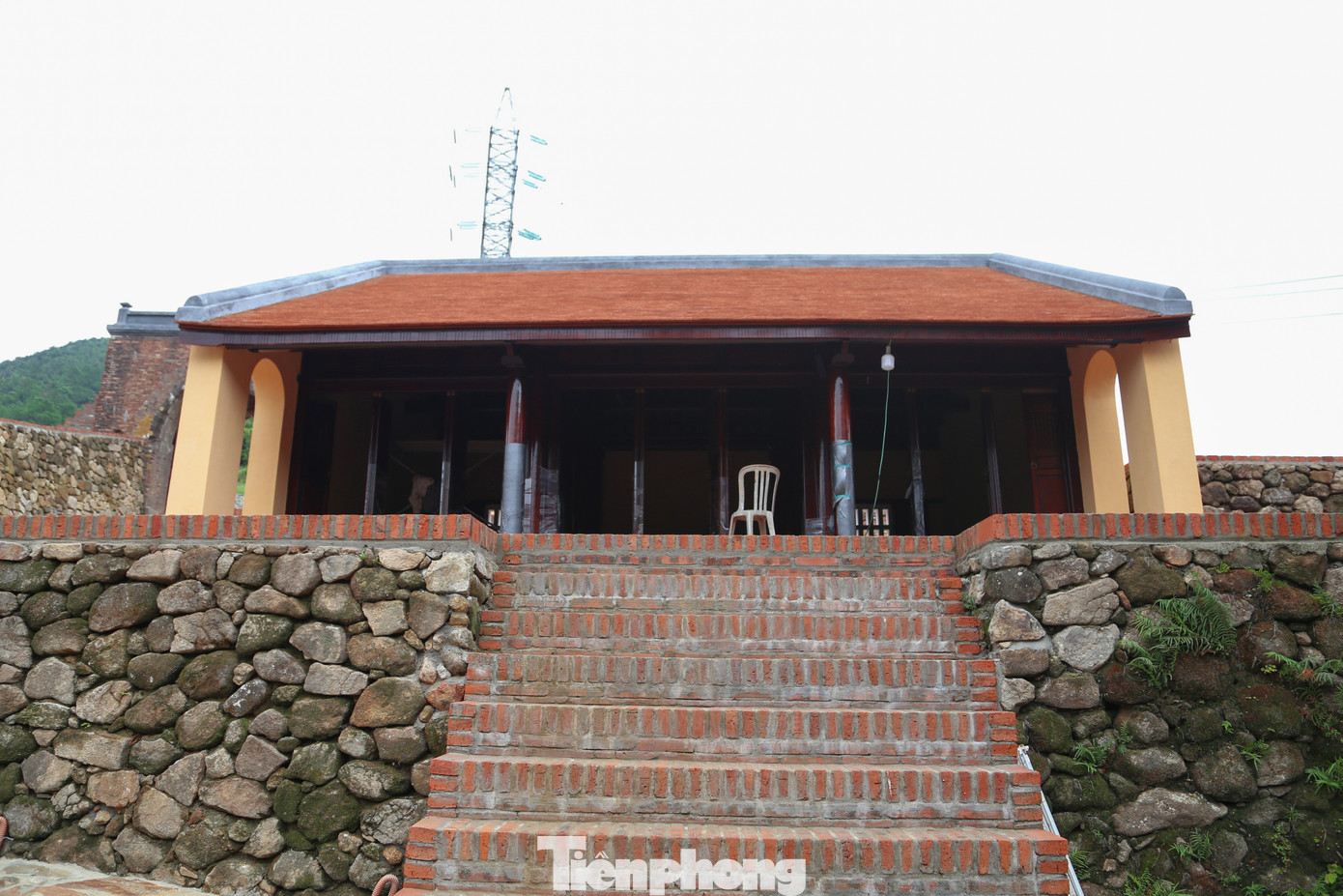 Hệ thống nhà Trú Sở, nhà Vũ Khố được phục hồi theo dấu tích khảo cổ và ảnh tư liệu với kết cấu 3 gian, cửa và cột trụ được làm bằng gỗ lim.