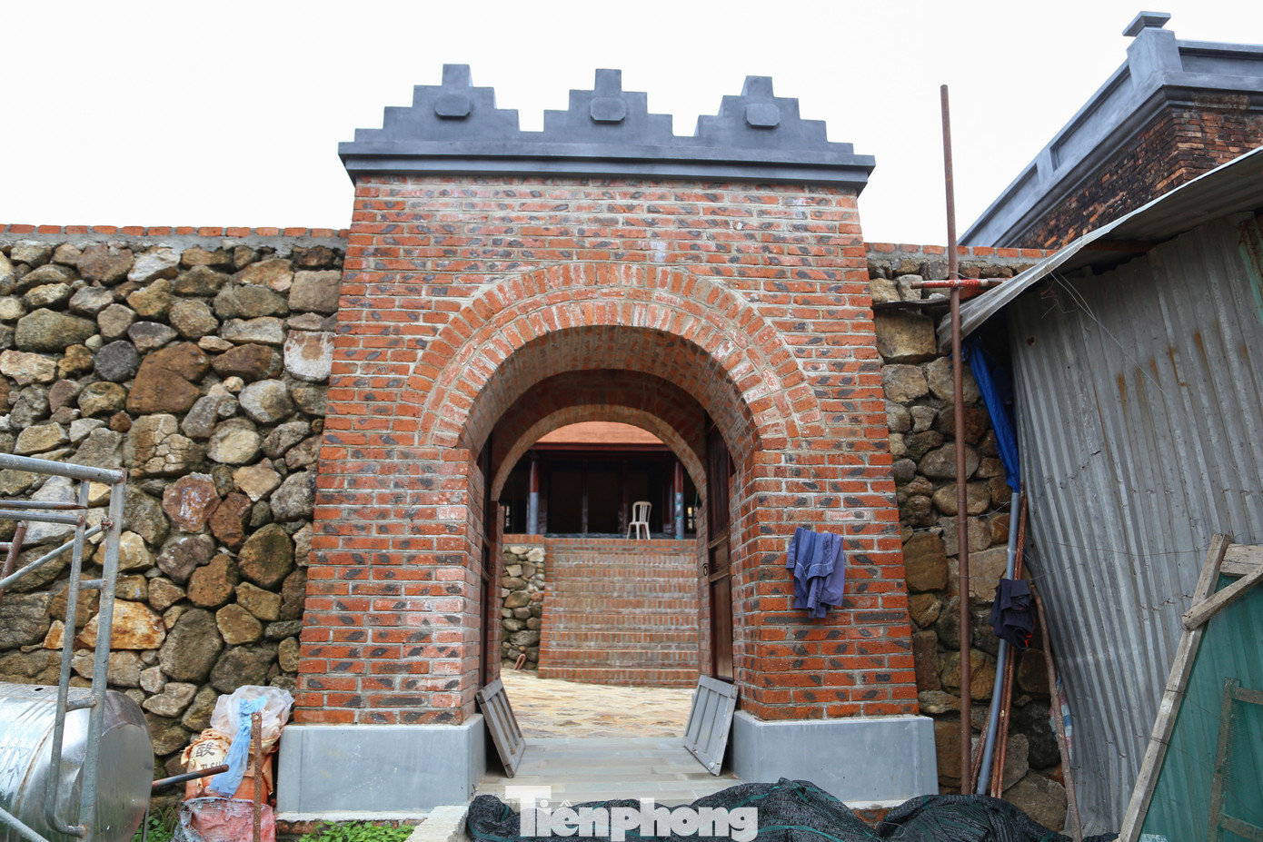 Hai hạng mục quan trọng của di tích là Hải Vân quan và Thiên hạ Đệ nhất Hùng quan được trùng tu bằng gạch vồ, tháo dỡ toàn bộ lô cốt phía trên và giữ nguyên kết cấu vòm cuốn từ thời nhà Nguyễn. Cổng thành được phục dựng với chất liệu gỗ lim, phần ốp và tay nắm bằng đồng.