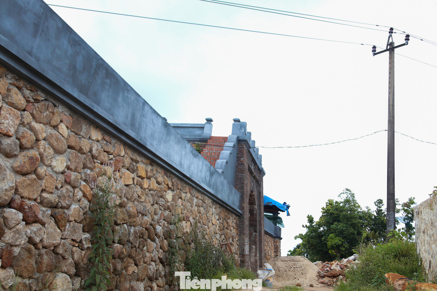 Hệ thống nhà Trú Sở, nhà Vũ Khố được phục hồi theo dấu tích khảo cổ và ảnh tư liệu với kết cấu 3 gian, cửa và cột trụ được làm bằng gỗ lim.