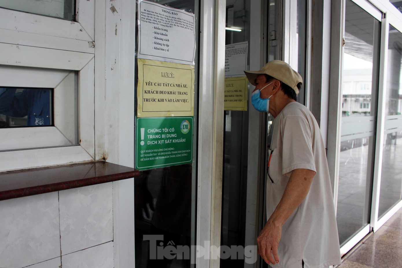 Đi bộ gần 2km từ Bệnh viện Ung bướu đến bến xe để hỏi mua vé về quê, ông Nguyễn Đức Chánh (63 tuổi, quê Kon Tum) được nhân viên bến xe lý giải nguyên nhân các hãng vận tải chưa thực hiện việc đưa, đón khách về các tỉnh khác. Từ Kon Tum ra Bệnh viện Ung bướu Đà Nẵng cấp cứu cuối tháng 7, ông Chánh và vợ cùng điều trị ở bệnh viện và kẹt lại từ đó đến nay.