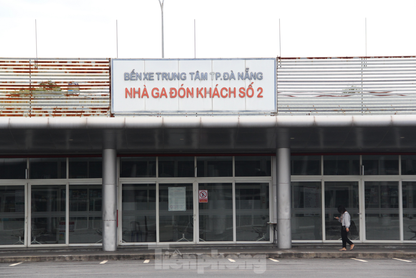 Khu vực nhà ga đưa, đón khách ở trong tình trạng "cửa đóng then cài". Trong sáng nay, một số người dân đến bến xe hỏi mua vé, nhưng phòng vé của hầu hết các hãng vận tải hành khách chưa hoạt động trở lại.