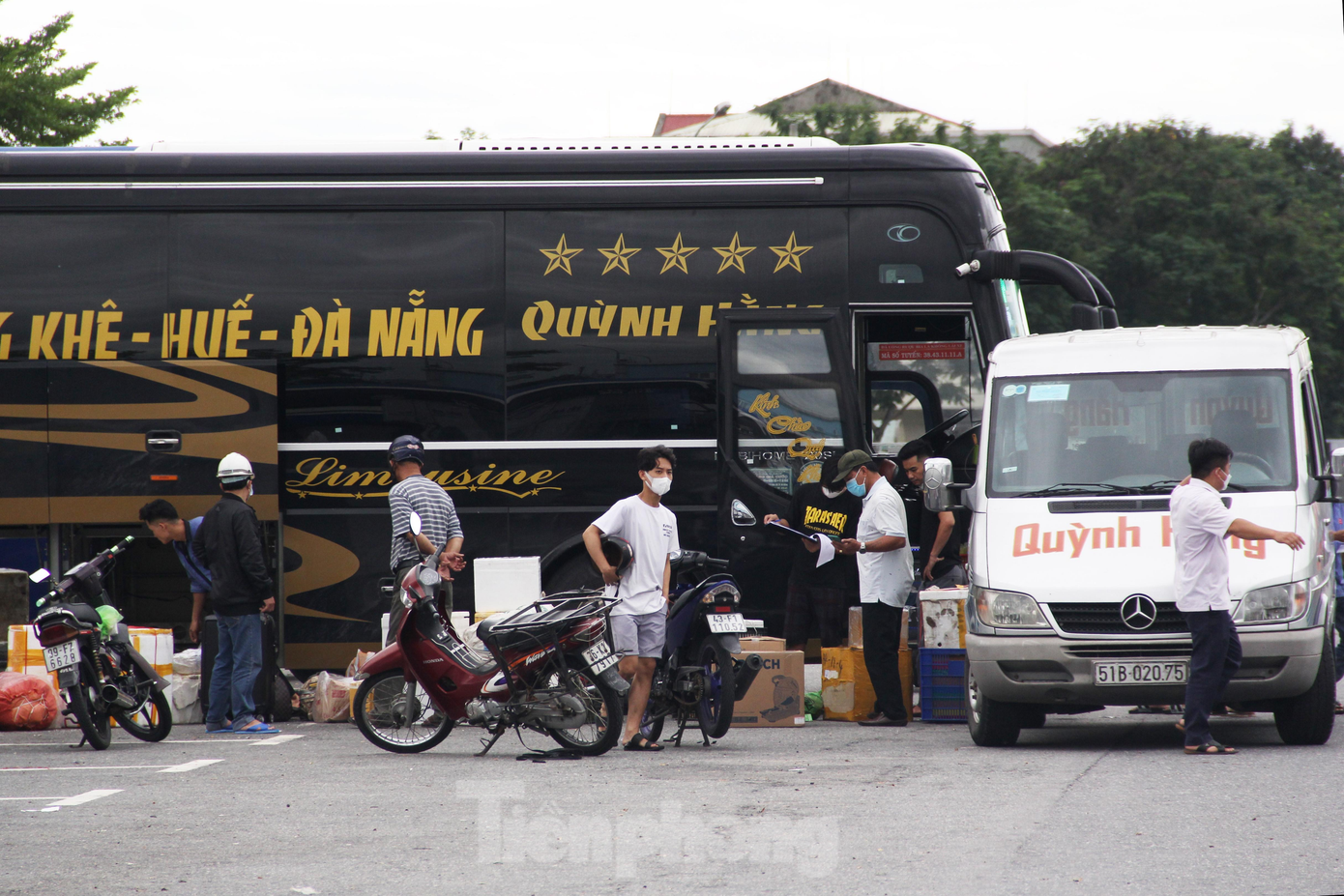Đa phần các nhà xe, đơn vị vận tải chỉ nhận vận chuyển hàng hóa liên tỉnh. Trên Facebook, nhà xe Quỳnh Hằng (chạy tuyến Hà Tĩnh - Đà Nẵng) thông báo mở lại hoạt động vận tải khách từ 13/10. Tuy nhiên, đến nay, nhà xe vẫn chủ yếu vận chuyển hàng hóa liên tỉnh vì chưa có khách đi xe trở lại.