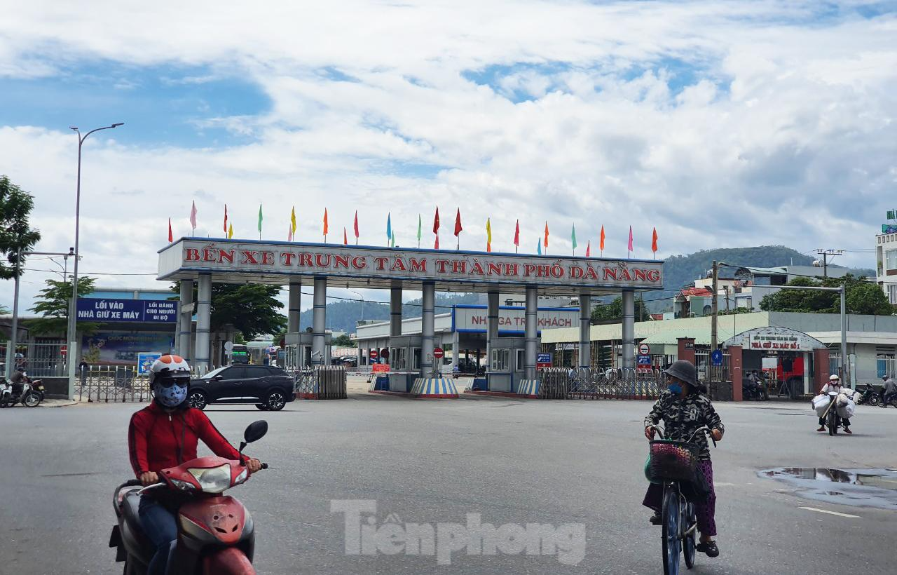 Không khí vắng vẻ tại Bến xe trung tâm thành phố Đà Nẵng sáng 14/10 - một ngày sau khi xe khách liên tỉnh được phép hoạt động trở lại.