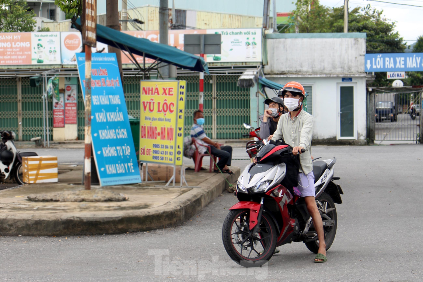 Một nhóm thanh niên đến khu vực bến chờ để hỏi dò xe đi Quy Nhơn (Bình Định). Tuy nhiên, cánh tài xế xua tay vì chưa có nhà xe nào chạy lại tuyến này.