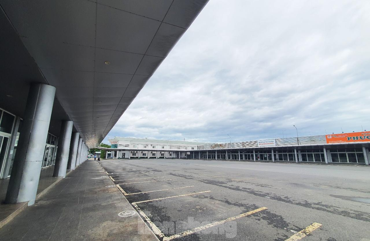 Theo ông Phạm Lợi, Tổng Giám đốc Công ty CP Vận tải và Quản lý Bến xe Đà Nẵng, đến nay, vẫn chưa có nhà xe nào nối lại hoạt động vận tải hành khách liên tỉnh, trong khi bến xe cũng chỉ bố trí 30% nhân viên làm việc. "Chúng tôi đã chuẩn bị các điều kiện phòng, chống dịch COVID-19 để nhà xe hoạt động vận tải hành khách trở lại. Tuy nhiên, việc hoạt động trở lại hay không phụ thuộc vào các đơn vị vận tải và phải đáp ứng đủ các điều kiện theo Quyết định số 1777. Hiện, ở bến chủ yếu là các xe vận chuyển hàng hóa ra, vào để trả hàng", ông Lợi nói.