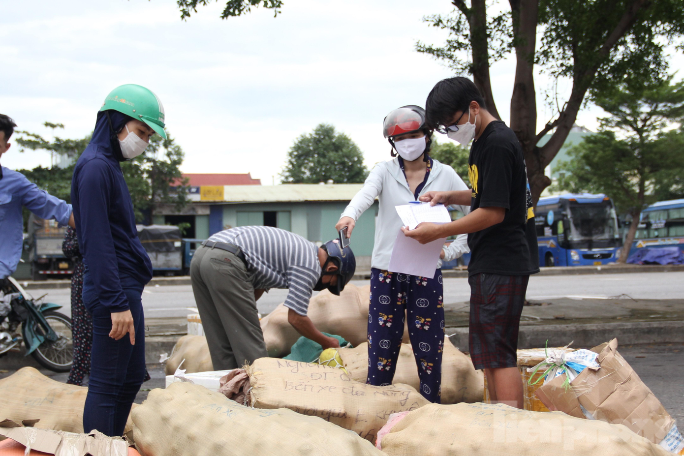 Anh Minh Anh (nhà xe khai thác tuyến Hà Nội - Đà Nẵng) cho biết: "Xe chưa chạy lại mà giá xăng dầu đã tăng. Khách thì thưa thớt, có chạy lại thì cũng rất khó khăn".