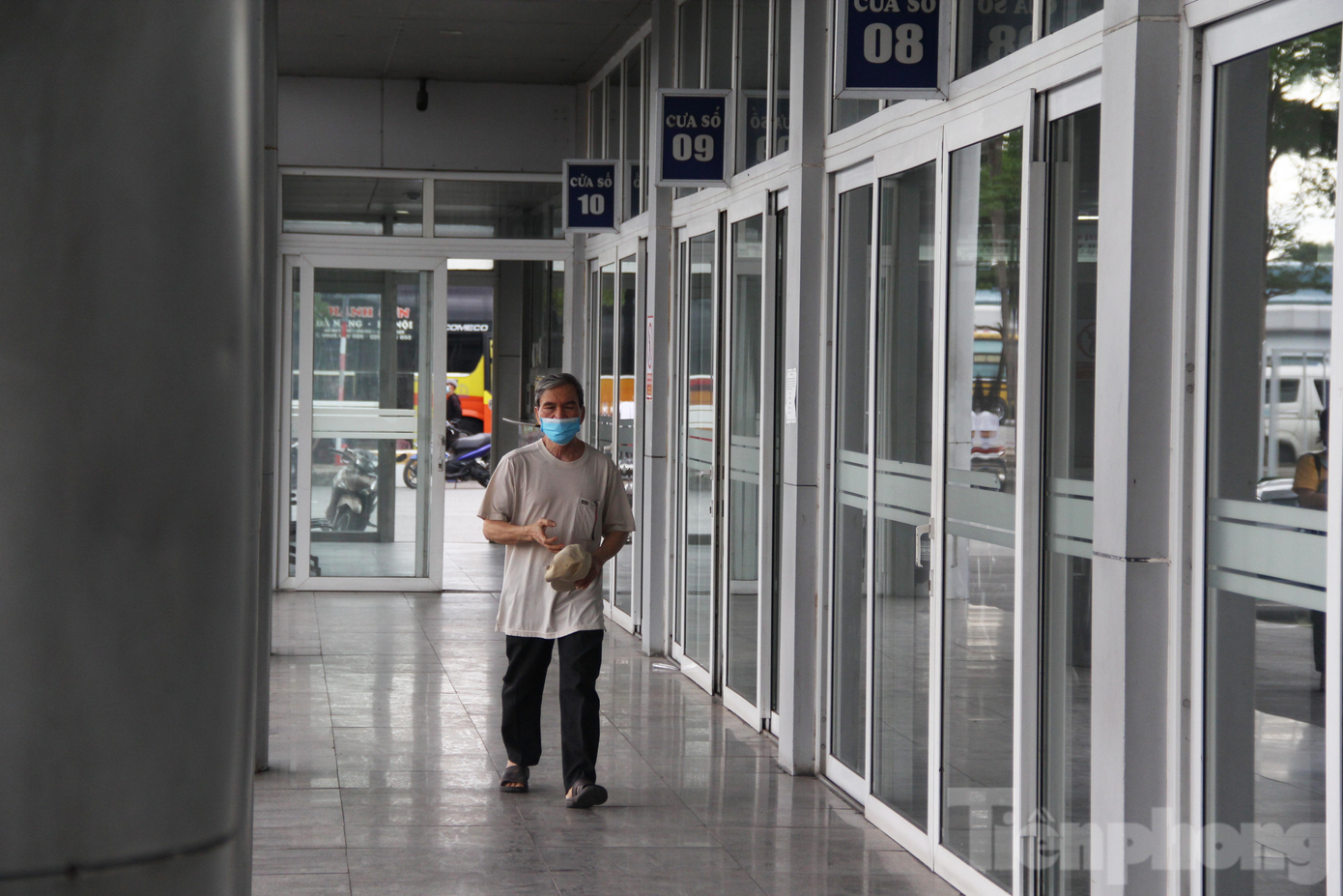 "Tôi xuất viện trước, nhưng cũng không về được nên đành thuê trọ ở sát bệnh viện để ở lại chăm vợ. Nghe tin xe khách được chạy lại, tôi điện nhà xe quen để đặt vé nhưng nhà xe báo vẫn chưa thể khôi phục tuyến. Bí quá nên đi bộ ra bến để mua vé", ông Chánh nói.