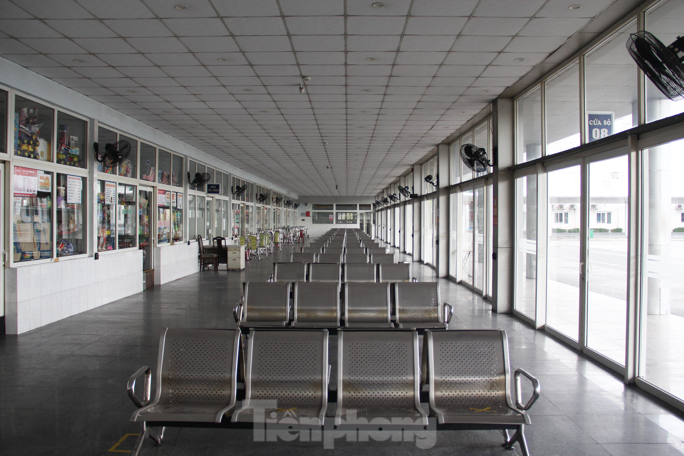 Khu vực sảnh chờ của bến xe vắng tanh dù nhân viên bến xe đã lau dọn, đánh dấu giãn cách ghế cách ghế.