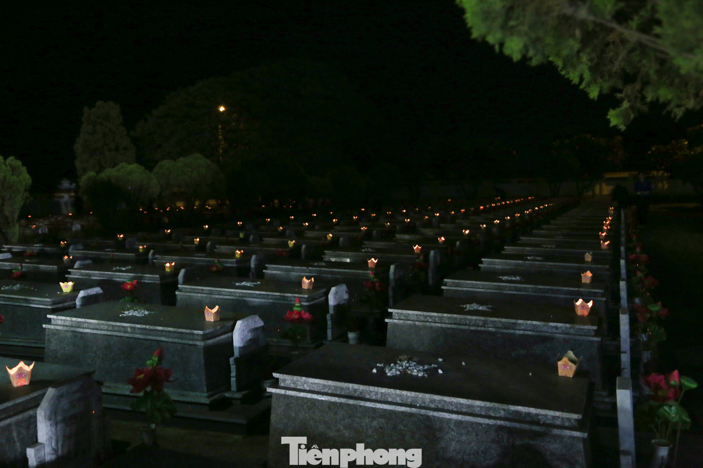 Dịp này, các Quận, Huyện Đoàn và Đoàn trực thuộc triển khai dọn vệ sinh, sơn sửa lại các phần mộ anh hùng, liệt sĩ và đồng loạt tổ chức Lễ thắp nến tri ân tại 9311 ngôi mộ ở tất cả các nghĩa trang liệt sĩ trên địa bàn vào tối ngày 26/7, với tổng số 10.000 hoa cúc và 10.000 nến, hoa đăng. Tổng kinh phí hơn 100 triệu đồng.