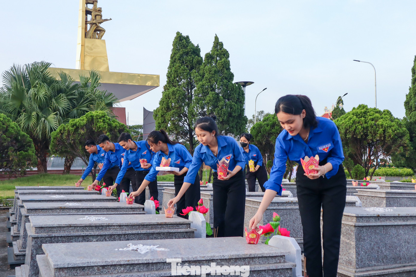 Đoàn viên Đinh Thị Thanh Hoa xúc động chia sẻ: "Dù chỉ được biết về các cuộc kháng chiến của dân tộc qua những bộ phim tài liệu, những trang sách lịch sử, lời kể của các ông, các bà, các cựu chiến binh nhưng chúng tôi hiểu được những hi sinh, mất mát to lớn của chiến tranh. Với trái tim nhiệt huyết, thế hệ trẻ luôn xung kích tình nguyện đến với những nơi còn khó khăn, gian khổ; sẵn sàng đi bất cứ nơi đâu, làm bất cứ việc gì khi Tổ quốc và Nhân dân cần đến; quyết tâm bảo vệ từng tấc đất, vùng trời, vùng biển thiêng liêng của Tổ quốc, chung tay xây dựng đất nước giàu mạnh".