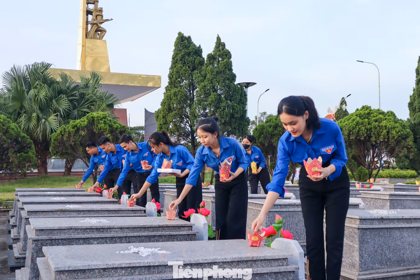 Đoàn viên Đinh Thị Thanh Hoa xúc động chia sẻ: "Dù chỉ được biết về các cuộc kháng chiến của dân tộc qua những bộ phim tài liệu, những trang sách lịch sử, lời kể của các ông, các bà, các cựu chiến binh nhưng chúng tôi hiểu được những hi sinh, mất mát to lớn của chiến tranh. Với trái tim nhiệt huyết, thế hệ trẻ luôn xung kích tình nguyện đến với những nơi còn khó khăn, gian khổ; sẵn sàng đi bất cứ nơi đâu, làm bất cứ việc gì khi Tổ quốc và Nhân dân cần đến; quyết tâm bảo vệ từng tấc đất, vùng trời, vùng biển thiêng liêng của Tổ quốc, chung tay xây dựng đất nước giàu mạnh".