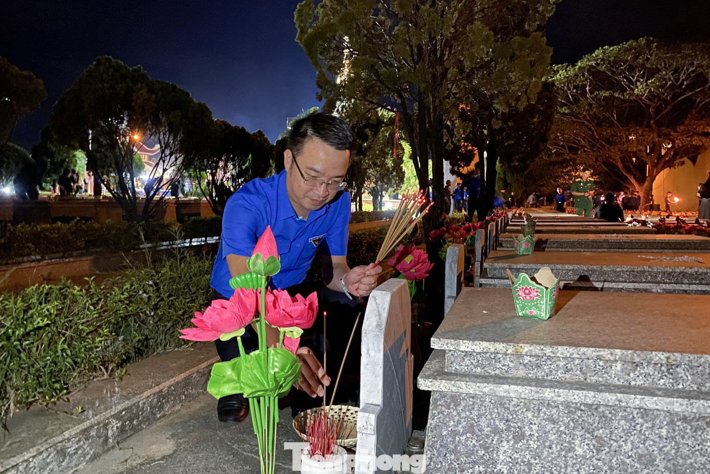 Các đại biểu, tình nguyện viên tỏa ra khắp khu vực nghĩa trang để thắp hương cho các phần mộ liệt sĩ. Trước đó, Thành Đoàn Đà Nẵng đã phối hợp với Viettel tổ chức chương trình “Hoa dâng mộ liệt sĩ”, tiến hành thay thế 5.360 hoa sen và lọ hoa tại các phần mộ anh hùng, liệt sĩ ở 8 Nghĩa trang liệt sĩ trên địa bàn gồm: Nghĩa trang liệt sĩ TP, Nghĩa trang tại các phường Hòa Thọ Đông (quận Cẩm Lệ), Hòa Khánh Nam, Hòa Minh (quận Liên Chiểu), Hòa Hải, Hòa Quý (quận Ngũ Hành Sơn) và các xã Hòa Phong, Hòa Phước (huyện Hòa Vang). Tổng kinh phí chương trình là 150 triệu đồng.