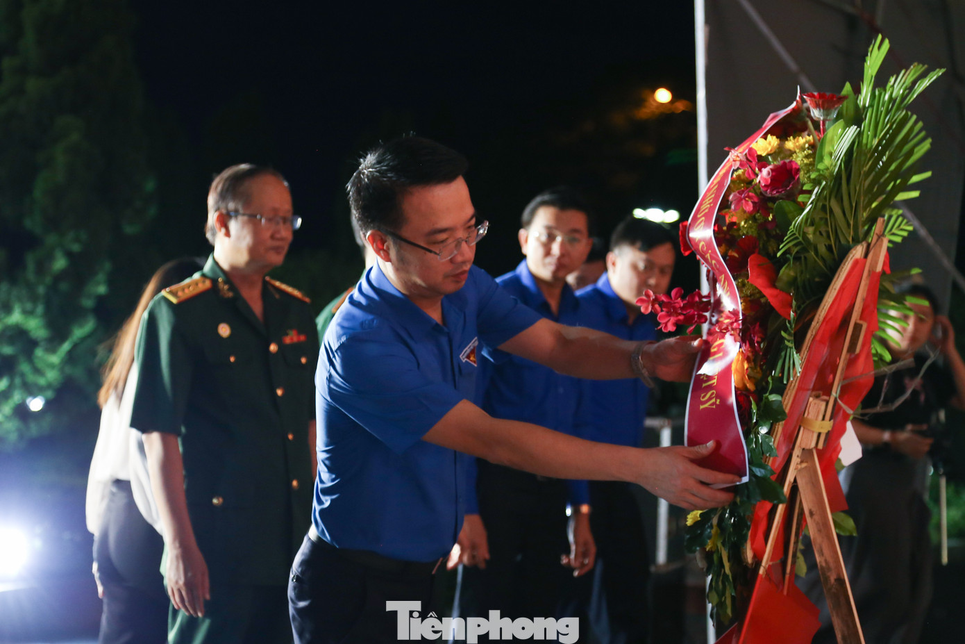 Bí thư T.Ư Đoàn Nguyễn Tường Lâm và các đại biểu, cựu chiến binh, đoàn viên thanh niên dâng hoa, dâng hương trước tượng đài Tổ quốc ghi công tại Nghĩa trang Liệt sĩ TP. Đà Nẵng.