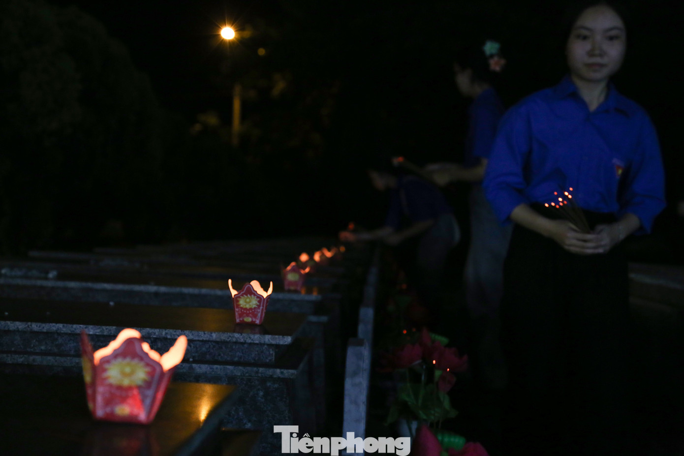 Ngàn ngọn nến tri ân đã được các tình nguyện viên chuẩn bị và thắp sáng trên các phần mộ liệt sĩ, tưởng nhớ đến những sự hi sinh to lớn của các thế hệ ông cha đã chiến đấu, bảo vệ nền độc lập của dân tộc.