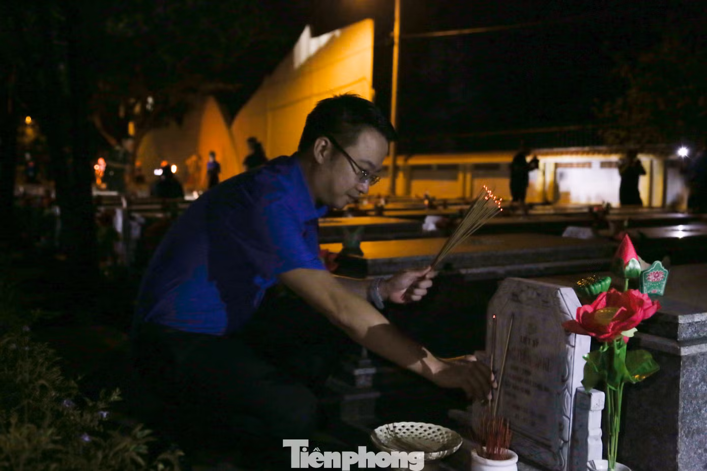 Theo anh Nguyễn Mạnh Dũng - Bí thư Thành Đoàn Đà Nẵng, Lễ thắp nến tri ân được trang trọng tổ chức tại Nghĩa trang liệt sĩ TP - nơi an nghỉ của hơn 730 anh hùng liệt sĩ, những người mãi mãi tuổi 20, đã ôm những ước mơ, khát khao của tuổi trẻ để đổi lấy nền độc lập, tự do cho dân tộc.