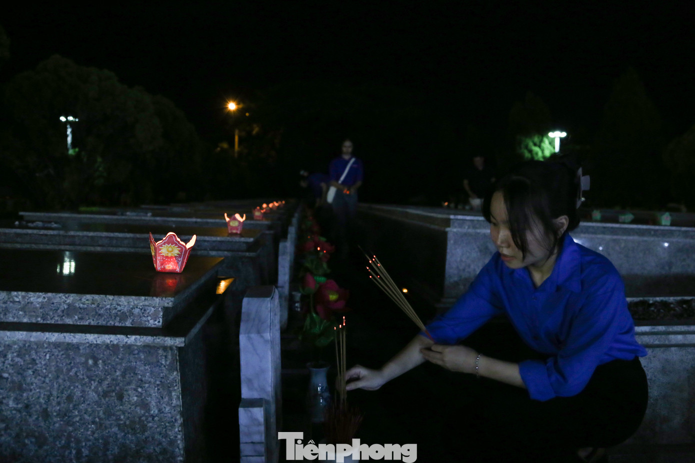 Dịp này, các Quận, Huyện Đoàn và Đoàn trực thuộc triển khai dọn vệ sinh, sơn sửa lại các phần mộ anh hùng, liệt sĩ và đồng loạt tổ chức Lễ thắp nến tri ân tại 9311 ngôi mộ ở tất cả các nghĩa trang liệt sĩ trên địa bàn vào tối ngày 26/7, với tổng số 10.000 hoa cúc và 10.000 nến, hoa đăng. Tổng kinh phí hơn 100 triệu đồng.