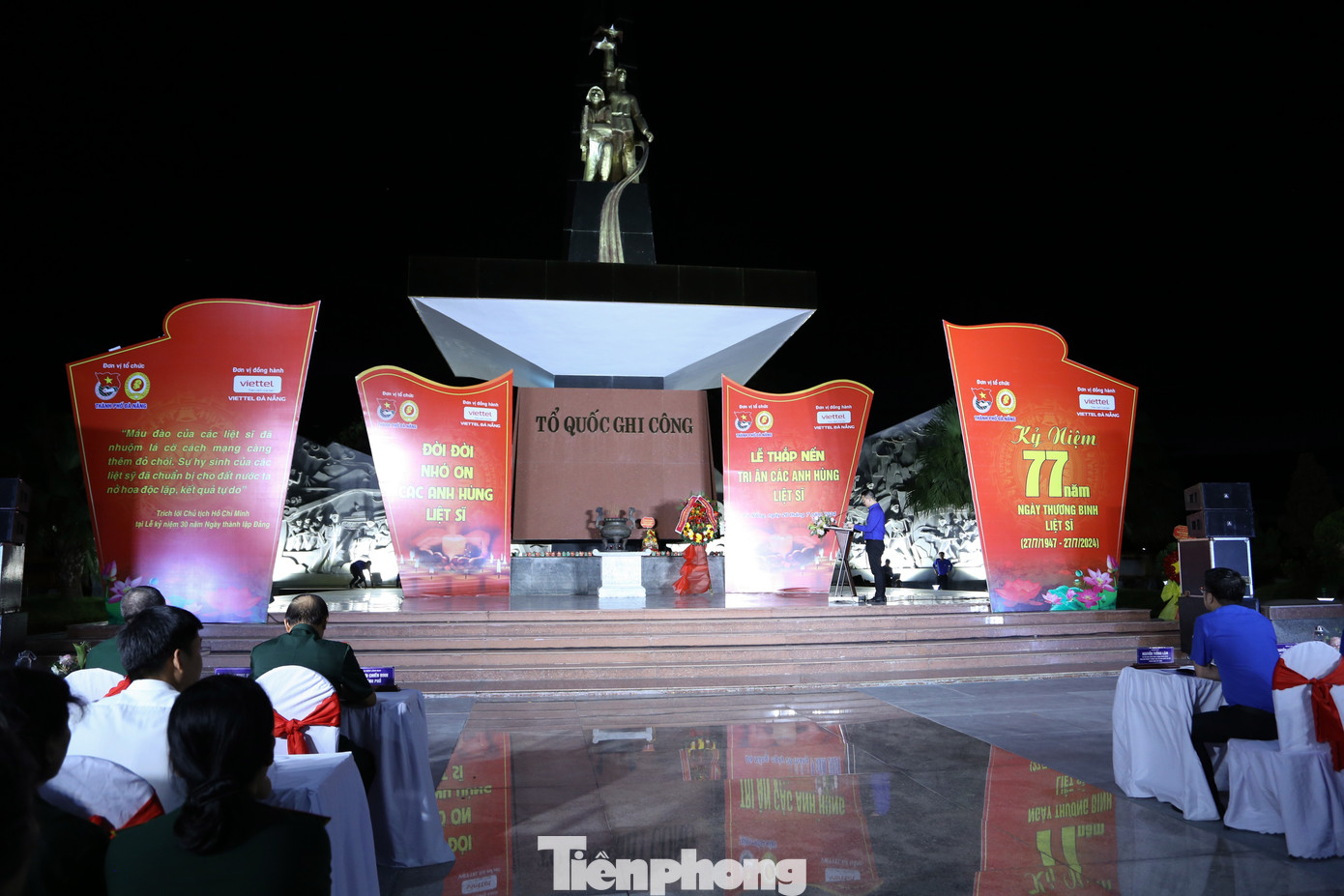 Tối ngày 26/7, Thành Đoàn Đà Nẵng phối hợp cùng Hội Cựu chiến binh TP. tổ chức Lễ thắp nến tri ân kỷ niệm 77 năm ngày Thương binh Liệt sĩ tại Nghĩa trang liệt sĩ TP. Đà Nẵng (xã Hoà Khương, huyện Hoà Vang). Ảnh: Giang Thanh