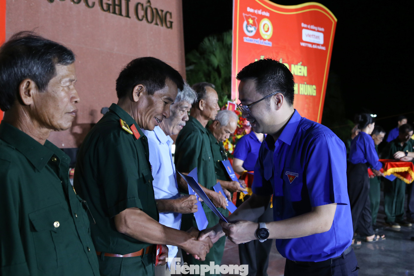 Trong khuôn khổ của chương trình, Thành Đoàn Đà Nẵng trao tặng 10 suất quà cho các cựu chiến binh, người có công với Cách mạng và thân nhân đang sinh sống trên địa bàn.