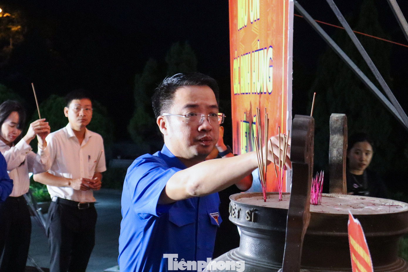 Bí thư T.Ư Đoàn Nguyễn Tường Lâm và các đại biểu, cựu chiến binh, đoàn viên thanh niên dâng hoa, dâng hương trước tượng đài Tổ quốc ghi công tại Nghĩa trang Liệt sĩ TP. Đà Nẵng.