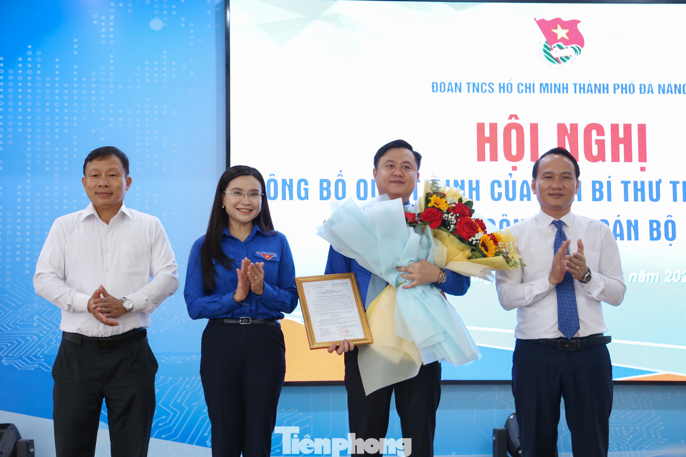 Ông Nguyễn Đình Vĩnh - Phó Bí thư Thường trực Thành ủy Đà Nẵng (bìa phải), tặng hoa chúc mừng tân Bí thư Thành Đoàn. Ông Nguyễn Đình Vĩnh - Phó Bí thư Thường trực Thành ủy Đà Nẵng (bìa phải), tặng hoa chúc mừng tân Bí thư Thành Đoàn.