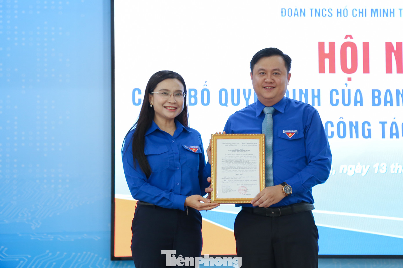 Bí thư T.Ư Đoàn Nguyễn Phạm Duy Trang trao quyết định công nhận anh Lê Công Hùng giữ chức Bí thư Thành Đoàn Đà Nẵng. Ảnh: Giang Thanh Bí thư T.Ư Đoàn Nguyễn Phạm Duy Trang trao quyết định công nhận anh Lê Công Hùng giữ chức Bí thư Thành Đoàn Đà Nẵng. Ảnh: Giang Thanh