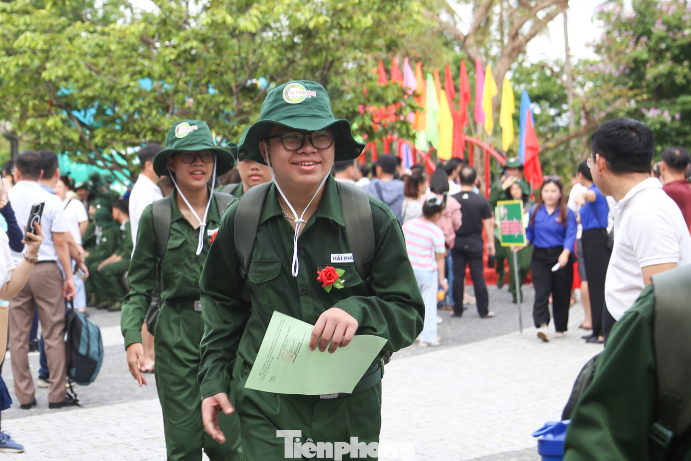 Có bố làm bộ đội nên cháu Phạm Hoài Phong (SN 2011, Tiểu đội 7, con trai chị Thủy) "mê" môi trường quân đội từ nhỏ. "Khi biết được "nhập ngũ" đợt này, cháu háo hức chuẩn bị từ cả tuần trước. Vợ chồng tôi cũng mong muốn con được trải nghiệm, rèn luyện trong môi trường quân đội kỷ luật để cháu trưởng thành hơn, biết tự lập và có tinh thần tập thể", chị Thủy nói.