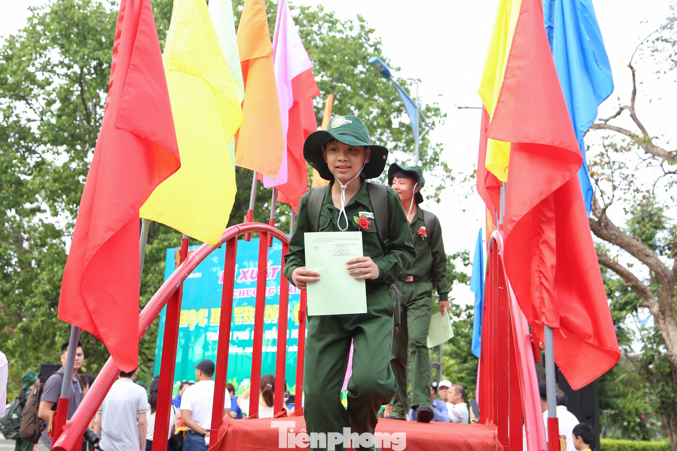Sau khi nhận quyết định, các chiến sĩ nhí hào hứng bước qua cầu vinh quang, tập hợp theo các Tiểu đội để di chuyển về đơn vị đóng quân.