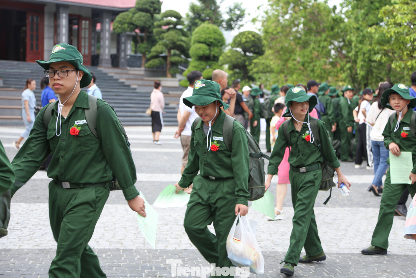 Có 2 con đều tham gia chương trình Học kỳ trong quân đội lần này, chị Lê Hoàng Giang My (quận Cẩm Lệ) cũng có mặt từ rất sớm để cùng con chuẩn bị, dặn dò các con đủ điều trước khi "nhập ngũ". Biết thông tin về chương trình qua người quen, chị liên hệ đăng ký sớm để cả 2 con cùng tham gia một đợt.