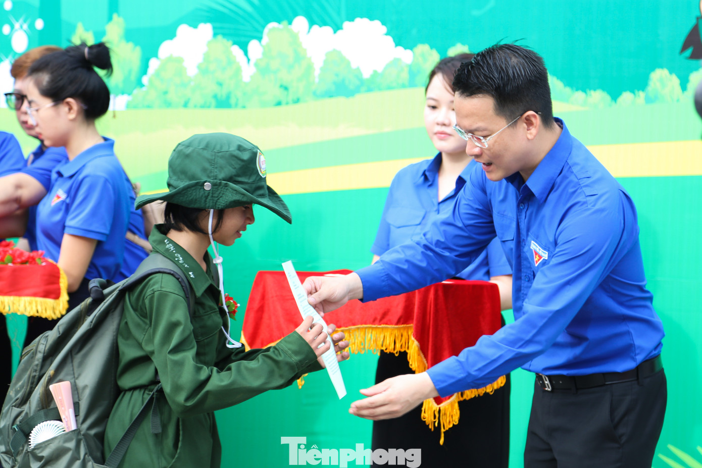 Từ sáng sớm, các chiến sĩ nhí đã có mặt tại Bảo tàng Quân khu V để chuẩn bị cho lễ xuất quân. Các tân binh được đại diện Trung đoàn Bộ binh 971 và Thành Đoàn Đà Nẵng trao hoa và quyết định "nhập ngũ".