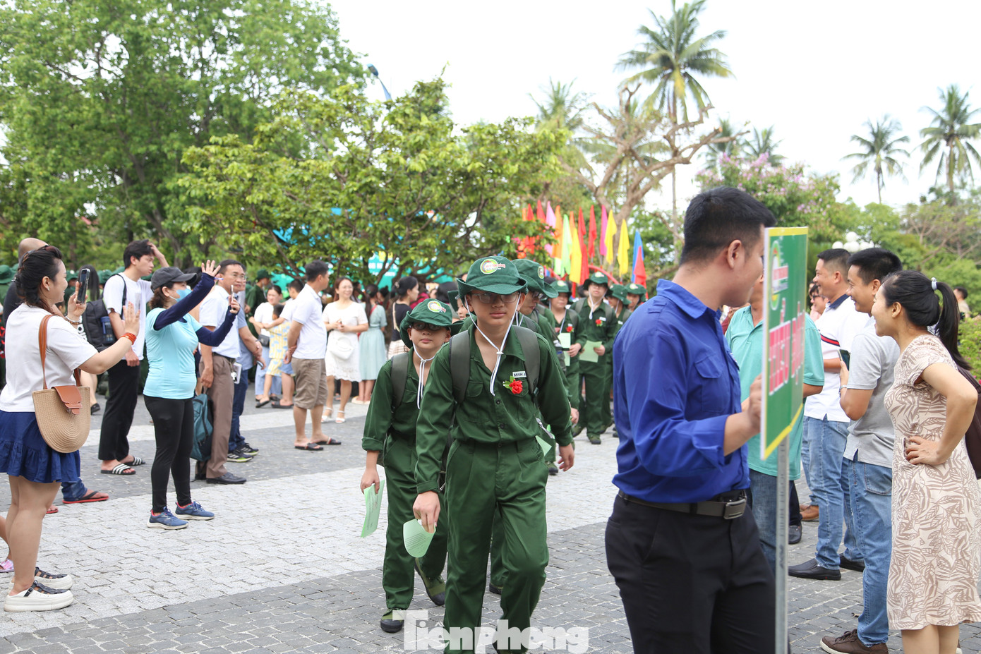 Nhiều năm qua, chương trình Học kỳ trong quân đội được nhiều phụ huynh lựa chọn để đăng ký cho con trải nghiệm, rèn luyện trong dịp hè. Sau 2 năm đăng ký "hụt" cho con trai, năm nay, chị Nguyễn Thị Lệ Thủy (quận Thanh Khê) rút kinh nghiệm, liên hệ để đăng ký cho con tham gia chương trình từ đầu tháng 3.