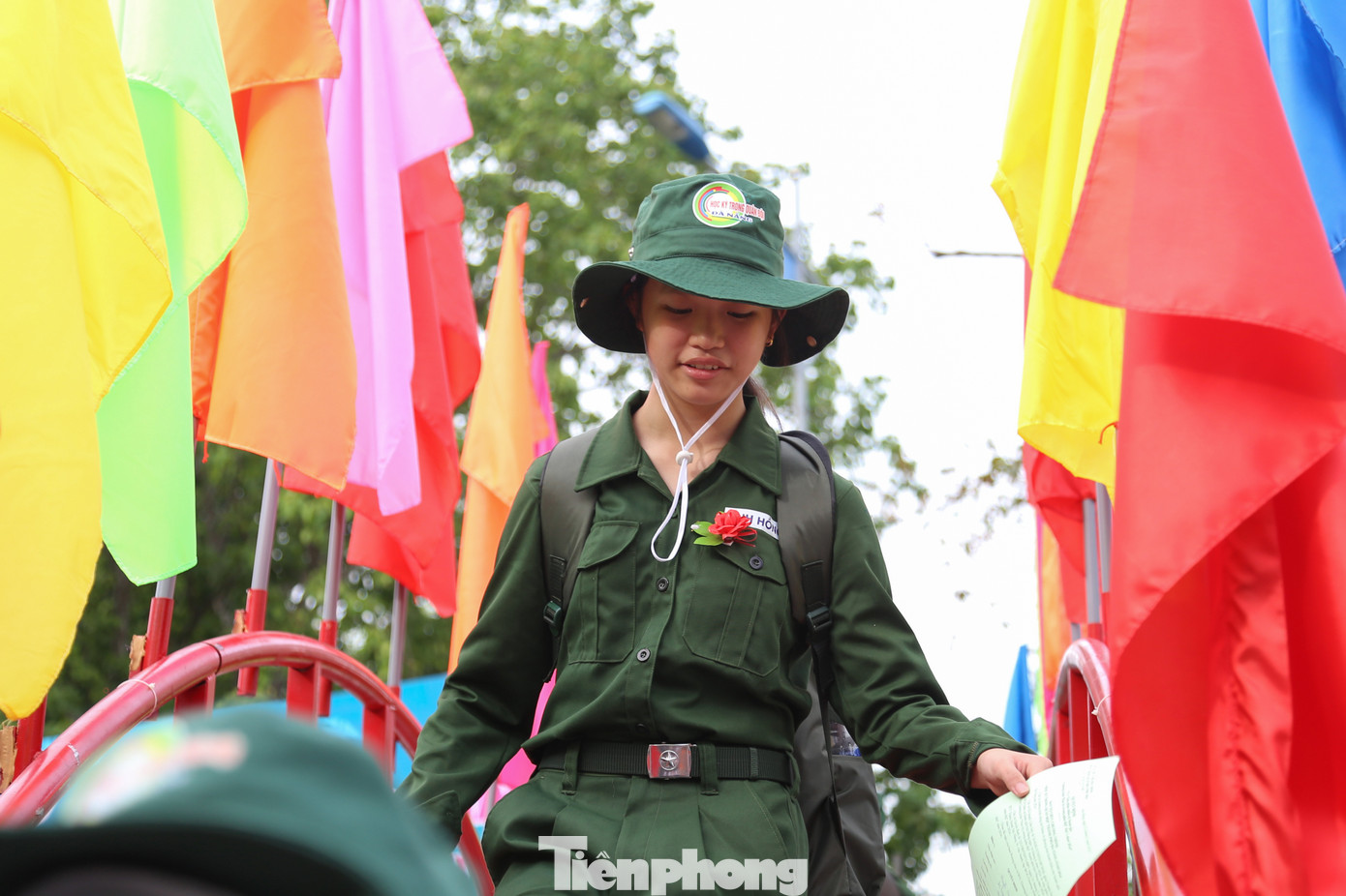 Sau khi nhận quyết định, các chiến sĩ nhí hào hứng bước qua cầu vinh quang, tập hợp theo các Tiểu đội để di chuyển về đơn vị đóng quân.