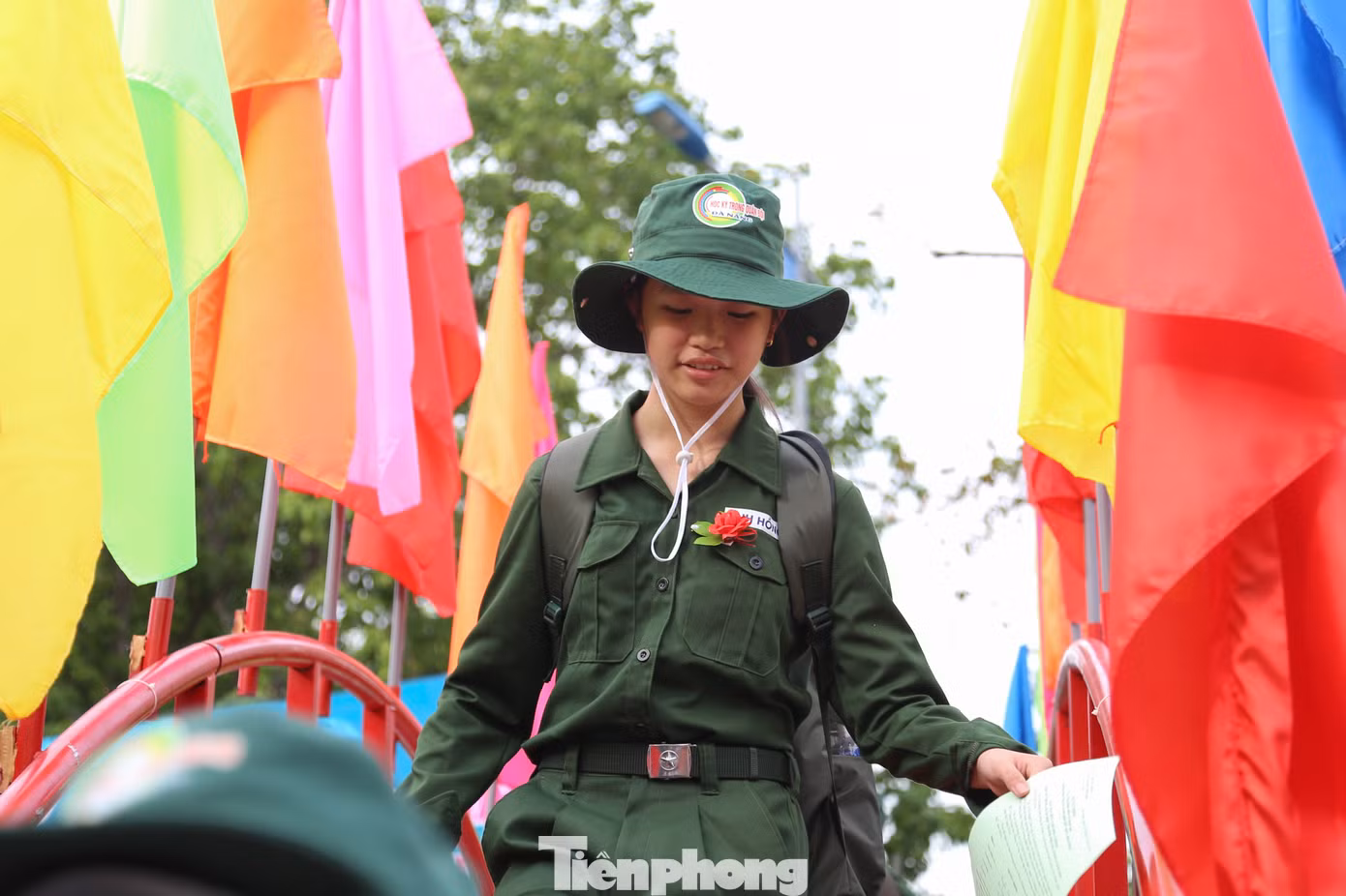 Sau khi nhận quyết định, các chiến sĩ nhí hào hứng bước qua cầu vinh quang, tập hợp theo các Tiểu đội để di chuyển về đơn vị đóng quân.