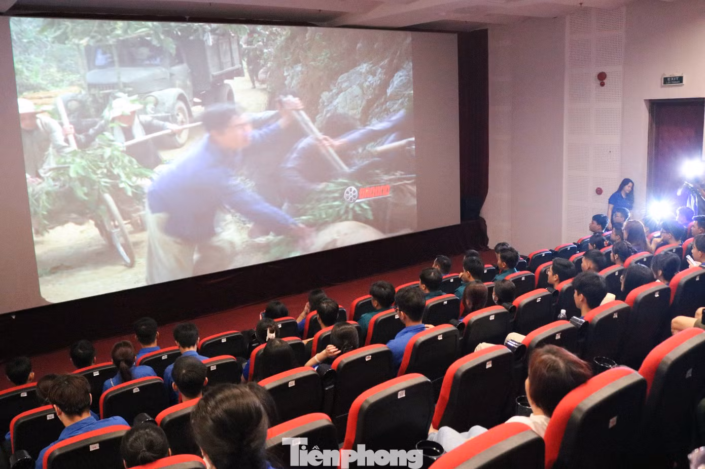 Tối 6/5, Thành Đoàn Đà Nẵng phối hợp với Trung tâm Văn hóa - Điện ảnh TP tổ chức chương trình chiếu phim Kỷ niệm 70 năm Chiến thắng Điện Biên Phủ tại Rạp chiếu phim Lê Độ. Đây là hoạt động nằm trong chuỗi chương trình Tự hào truyền thống Điện Biên anh hùng của Tuổi trẻ Đà Nẵng. Ảnh: Giang Thanh
