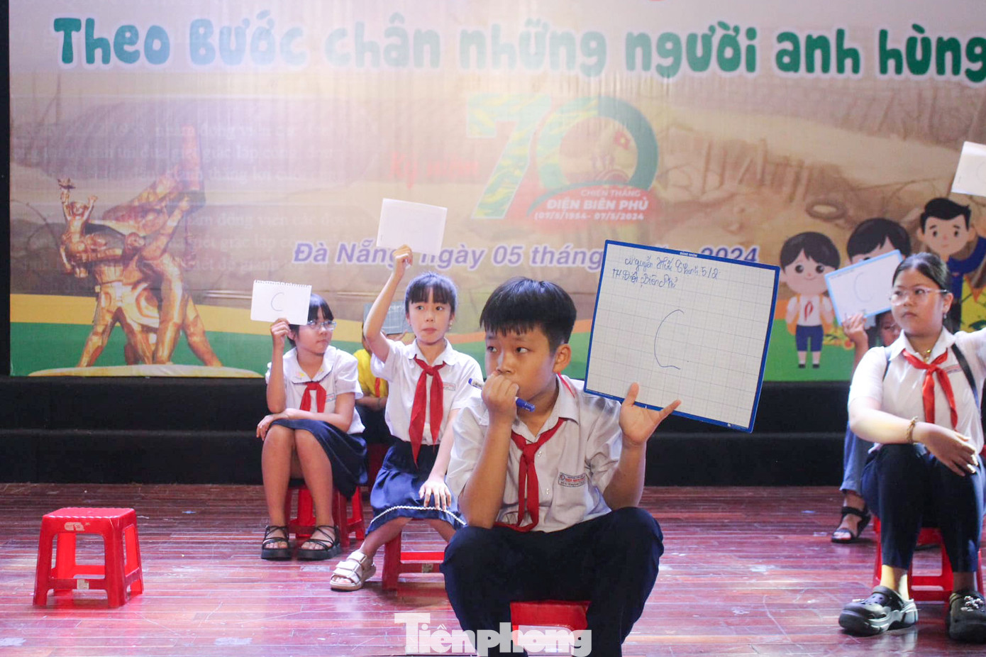 Hội đồng Đội TP Đà Nẵng tổ chức chương trình Sinh hoạt chuyên đề “Theo bước chân những người anh hùng” kỷ niệm 70 năm Chiến thắng Điện Biên Phủ với sự tham gia của đông đảo các em thiếu nhi trong các hoạt động: dâng hương báo công tại Bảo tàng Hồ Chí Minh chi nhánh Quân khu V, rung chuông vàng tìm hiểu kiến thức về Điện Biên Phủ, vẽ tranh về chủ đề "Theo bước chân những người anh hùng"... Hội đồng Đội TP Đà Nẵng tổ chức chương trình Sinh hoạt chuyên đề “Theo bước chân những người anh hùng” kỷ niệm 70 năm Chiến thắng Điện Biên Phủ với sự tham gia của đông đảo các em thiếu nhi trong các hoạt động: dâng hương báo công tại Bảo tàng Hồ Chí Minh chi nhánh Quân khu V, rung chuông vàng tìm hiểu kiến thức về Điện Biên Phủ, vẽ tranh về chủ đề "Theo bước chân những người anh hùng"...