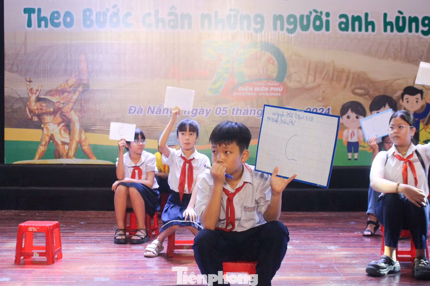 Hội đồng Đội TP Đà Nẵng tổ chức chương trình Sinh hoạt chuyên đề “Theo bước chân những người anh hùng” kỷ niệm 70 năm Chiến thắng Điện Biên Phủ với sự tham gia của đông đảo các em thiếu nhi trong các hoạt động: dâng hương báo công tại Bảo tàng Hồ Chí Minh chi nhánh Quân khu V, rung chuông vàng tìm hiểu kiến thức về Điện Biên Phủ, vẽ tranh về chủ đề "Theo bước chân những người anh hùng"...