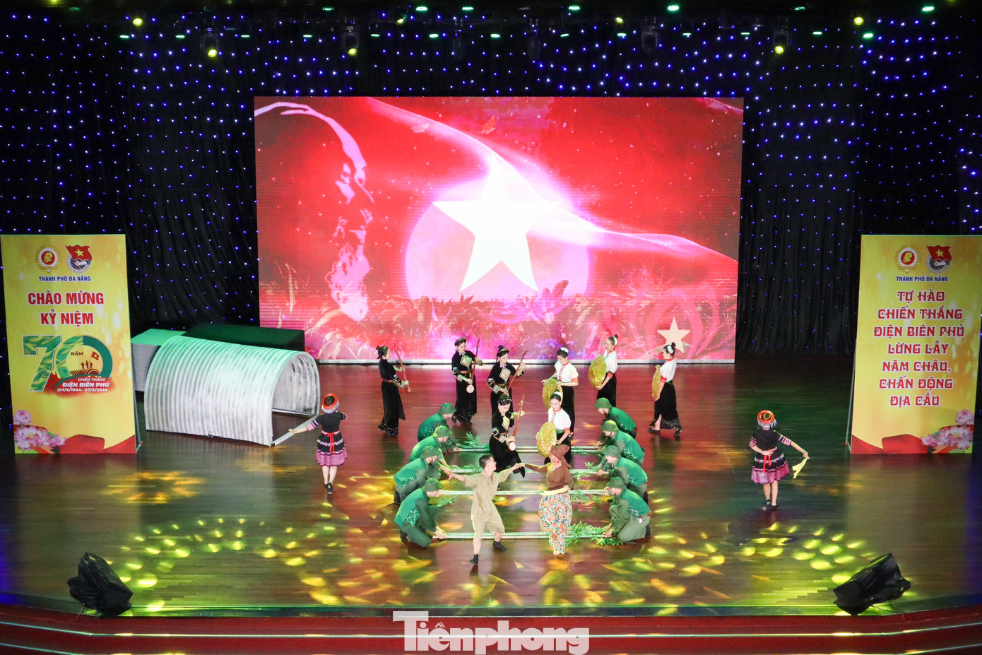 Trước đó, Thành Đoàn Đà Nẵng cũng phối hợp với Hội Cựu chiến binh TP tổ chức hoạt động tri ân và chương trình nghệ thuật "Nên vành hoa đỏ - Nên thiên sử vàng" tri ân sự hi sinh của các thế hệ đi trước, giáo dục truyền thống yêu nước, tinh thần dân tộc cho thế hệ trẻ. Trước đó, Thành Đoàn Đà Nẵng cũng phối hợp với Hội Cựu chiến binh TP tổ chức hoạt động tri ân và chương trình nghệ thuật "Nên vành hoa đỏ - Nên thiên sử vàng" tri ân sự hi sinh của các thế hệ đi trước, giáo dục truyền thống yêu nước, tinh thần dân tộc cho thế hệ trẻ.