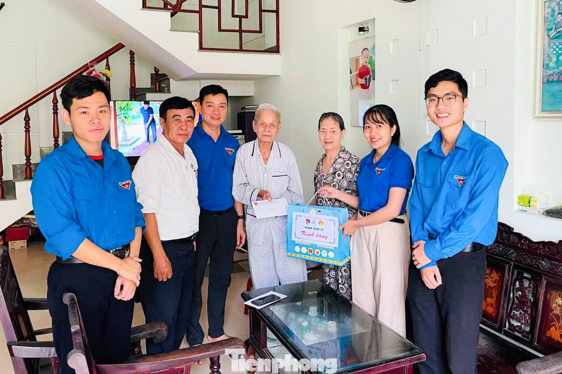 Bên cạnh đó, các cấp bộ Đoàn cũng đồng loạt tổ chức thăm, tặng quà cựu chiến binh tham gia Chiến dịch Điện Biên Phủ đang sinh sống trên địa bàn. Bên cạnh đó, các cấp bộ Đoàn cũng đồng loạt tổ chức thăm, tặng quà cựu chiến binh tham gia Chiến dịch Điện Biên Phủ đang sinh sống trên địa bàn.