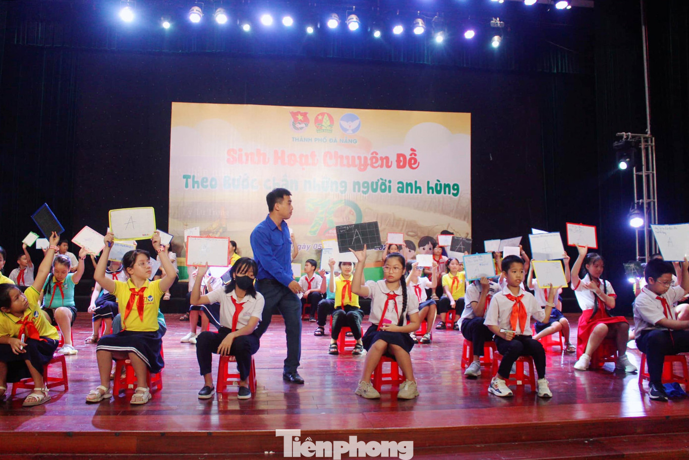 Hội đồng Đội TP Đà Nẵng tổ chức chương trình Sinh hoạt chuyên đề “Theo bước chân những người anh hùng” kỷ niệm 70 năm Chiến thắng Điện Biên Phủ với sự tham gia của đông đảo các em thiếu nhi trong các hoạt động: dâng hương báo công tại Bảo tàng Hồ Chí Minh chi nhánh Quân khu V, rung chuông vàng tìm hiểu kiến thức về Điện Biên Phủ, vẽ tranh về chủ đề "Theo bước chân những người anh hùng"... Hội đồng Đội TP Đà Nẵng tổ chức chương trình Sinh hoạt chuyên đề “Theo bước chân những người anh hùng” kỷ niệm 70 năm Chiến thắng Điện Biên Phủ với sự tham gia của đông đảo các em thiếu nhi trong các hoạt động: dâng hương báo công tại Bảo tàng Hồ Chí Minh chi nhánh Quân khu V, rung chuông vàng tìm hiểu kiến thức về Điện Biên Phủ, vẽ tranh về chủ đề "Theo bước chân những người anh hùng"...