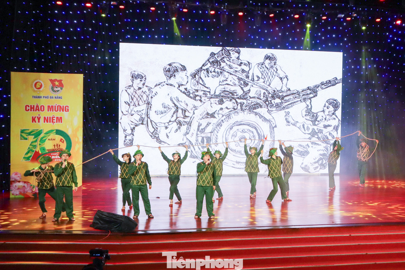 Những tiết mục nghệ thuật được dàn dựng công phu, hào hùng, thể hiện những lát cắt về chiến dịch lịch sử của dân tộc - bi tráng, đầy "máu và hoa", thể hiện tinh thần đấu tranh bất khuất của thế hệ cha anh đi trước. Những tiết mục nghệ thuật được dàn dựng công phu, hào hùng, thể hiện những lát cắt về chiến dịch lịch sử của dân tộc - bi tráng, đầy "máu và hoa", thể hiện tinh thần đấu tranh bất khuất của thế hệ cha anh đi trước.